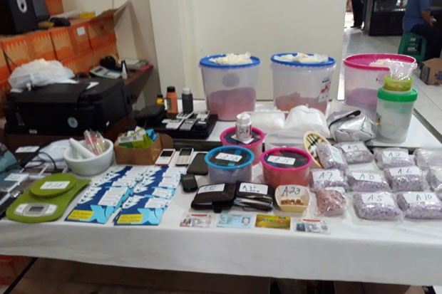 Polisi Gerebek Pabrik Ekstasi Rumahan di Cipondoh, 2 Orang Pelaku Dibekuk